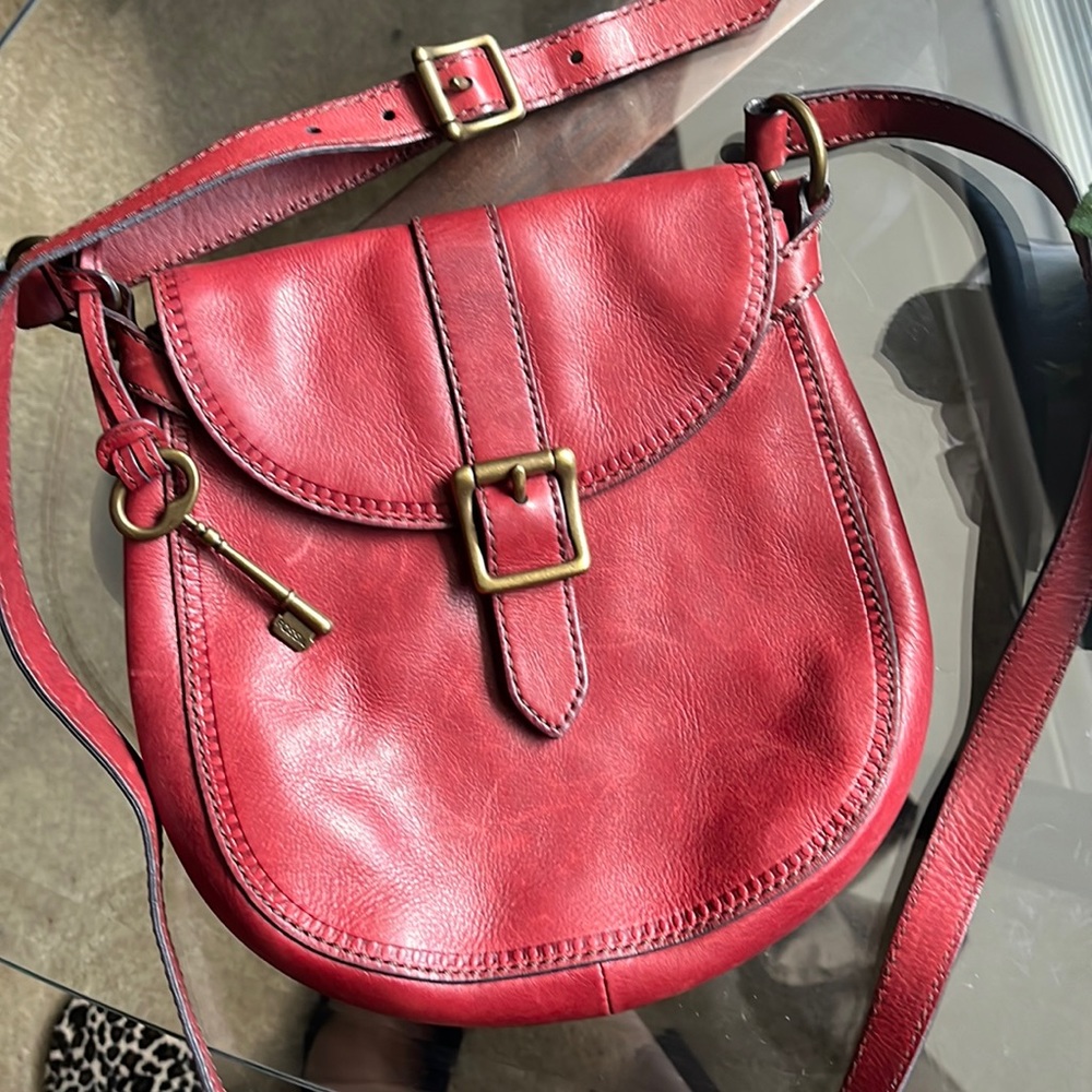 BEAUTIFUL FOSSIL LEATHER CROSSBODY!